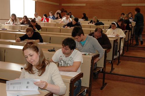 Alumnos del curso realizando la prueba de acceso a la UCLM