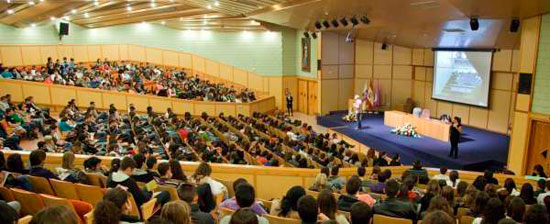 Imagen de un aula durante las pruebas de acceso a la Universidad de Sevilla 2013